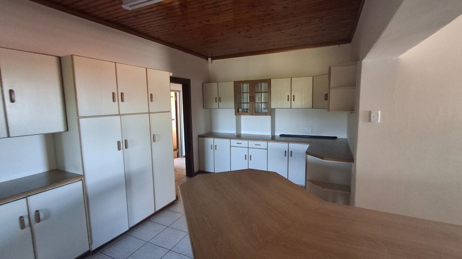 To Let 5 Bedroom Property for Rent in Humansdorp Eastern Cape